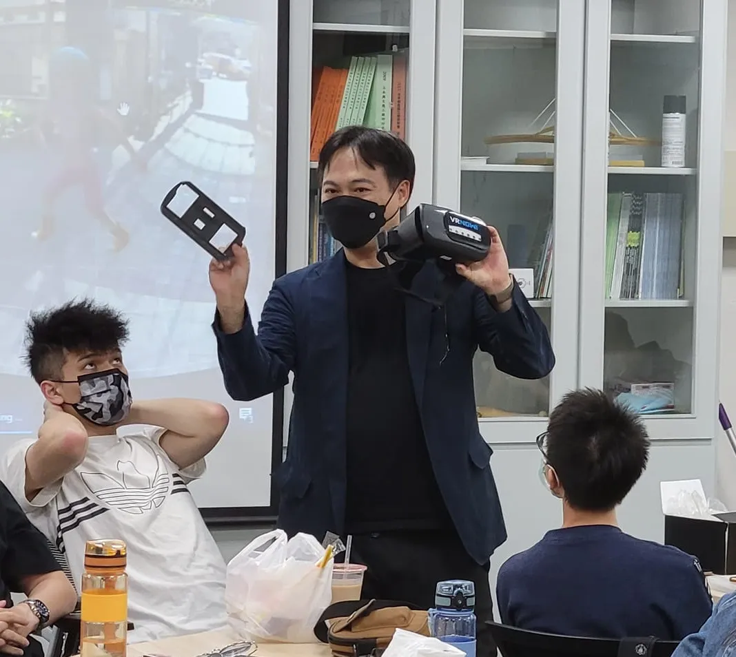 學習者於課程中可機動分組及隨時變動桌椅配置，提升學習成效。