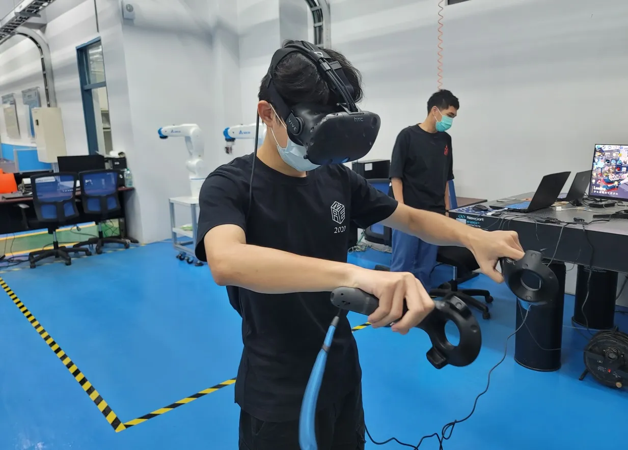 An innovative XR-integrated space for virtual and physical integration and digital twin technology-based learning.