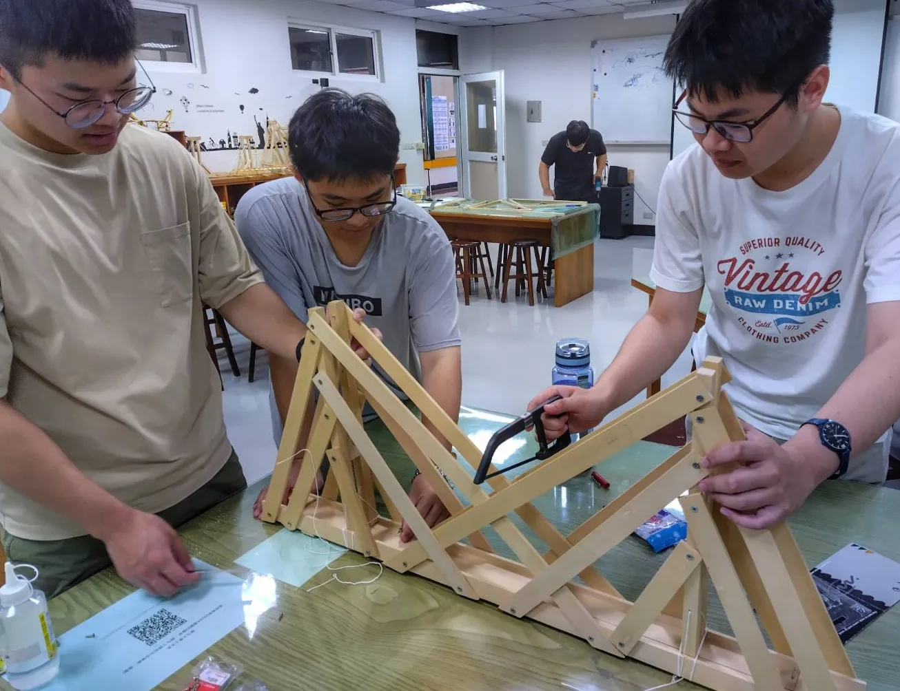 設有小型萬能試驗機，循環水槽和電腦設備，提供學生實作的空間。
