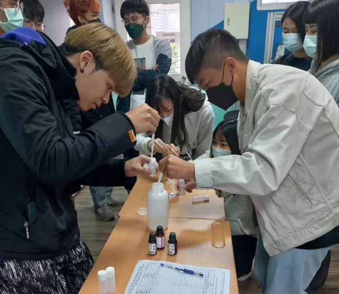 建置智慧型黑板，強化互動空間，全面提升教學環境。